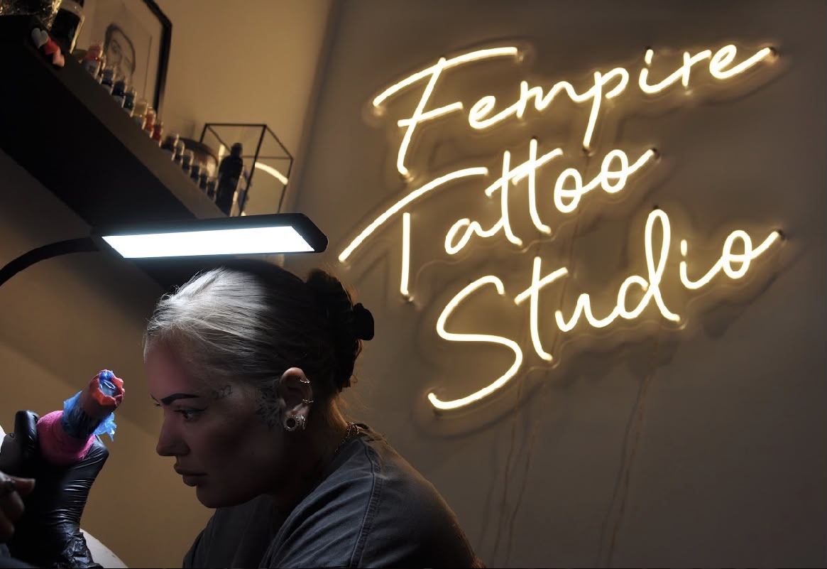 Een artiest aan het werk in Fempire Tattoo Studio