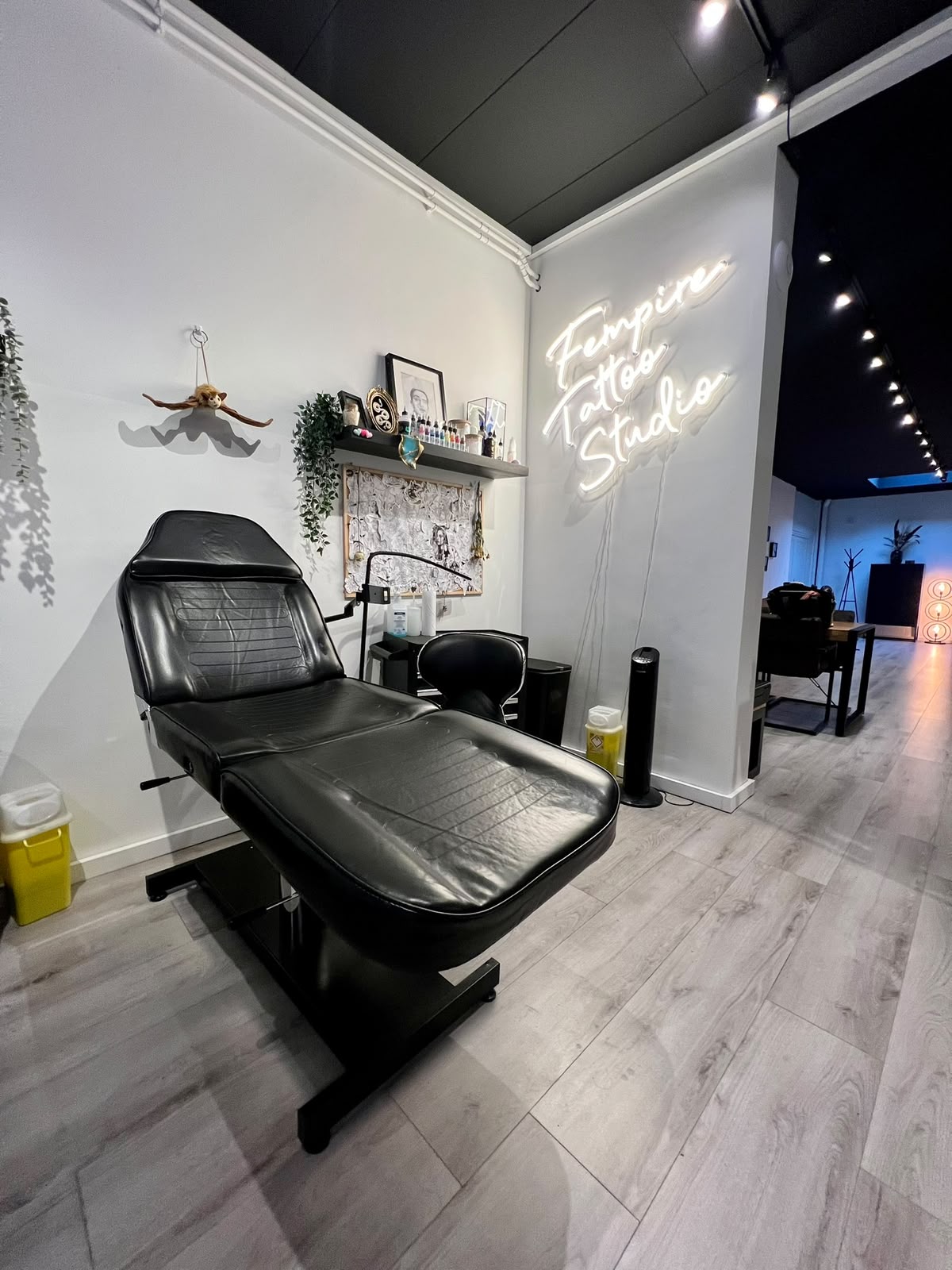De tattoostoel en werkplek in Fempire Tattoo Studio